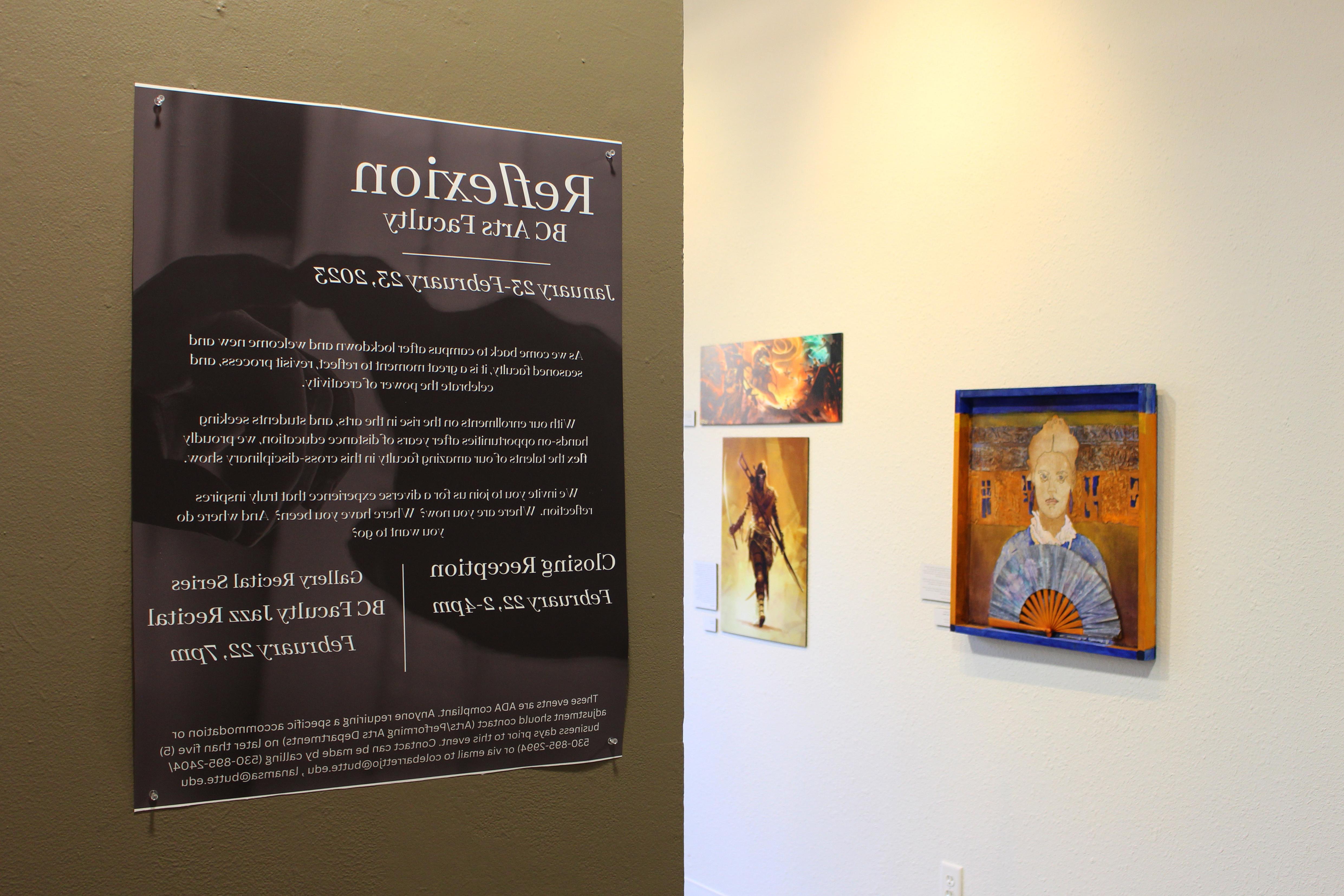 画廊的照片，展示入口和背景中的艺术品
